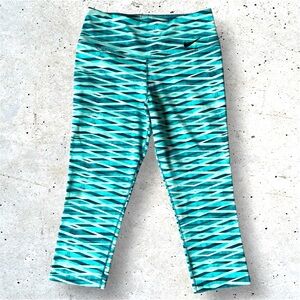 Women’s Nike Legendary Tight Fit Capri Size M. Excellent Used Condition!